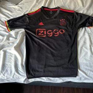Ajax 21/22 - Min Ajax tröja som ja vill sälja eftersom ja vill köpa nya fotbollströjor . Den är XXL men passar för M L och vissa XL  Kom privat om ni vill veta mer eller diskutera 
