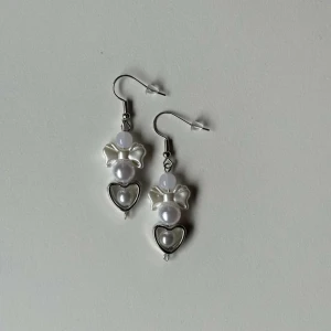 White Coquette Earrings | Handgjorda Silver Örhängen - Söta vita örhängen, ploppar ingår. 🤍 