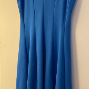 Klänning från H&m  - Sommar klänning, Midi från H&m. Strl 42 (liten i strl, mer som en 38) aldrig använd