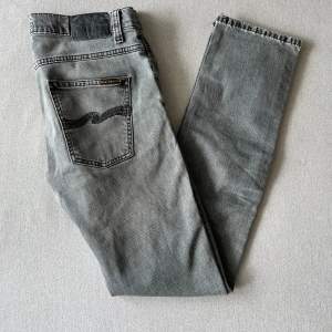 Säljer nu dessa grymma Nudie Jeans. | Jeansen är i ett bra skick, liten slitning vid grenen. | Modell: Dude Dan (Slimfit). | Nypris: 1600. | Skriv vid funderingar. 