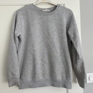 Grå Kappahl tröja - Tja! Säljer denna grå Kappahl tröja i storlek 146-152. Den är använd försiktigt så skicket är 9/10. Säljer den för 70 Kr. Skriv gärna om ni har några frågor eller funderingar. Priset kan diskuteras vid snabb affär.