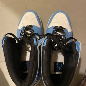 Jordan 1s - Dem är helt nya, använda 2 gånger och sitter skönt vid fötterna.