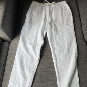 Linnebyxor  - helt oanvända linne-bomulls byxor. Storlek S/M. Skit snygga säljer bara för att jag köpte fel storlek. Köpt rätt nyligen. Säljer för endast 300 då nypris är 500 men kan sänka priset lite vid snabb affär