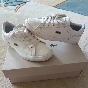 Lacoste skor - Använda ungefär 1 månad. Är i väldigt bra skick 