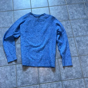 Vero moda tröja - En vero moda tröja i bra skick, inte alls så nopprig som de brukar va, jätte fin blå färg och bra skick, pris 150kr, storlek XS, skick 9/10. Har ni några frågor är det bara att säga till 😊( svarar snabbt och ghostar ej)