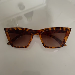 Solglasögon Lindex  - Solglasögon från Lindex som jag knappt har använt , därav mycket fint skick.