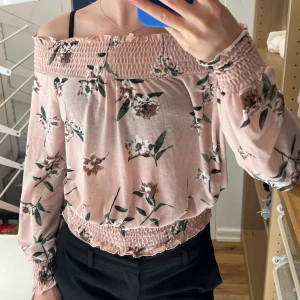 Off shoulder topp, Gina Tricot  - En blommig topp från Gina. Vet ej vad det är för storlek men skumma gissa mellan XS och S. Pris går att diskutera💗