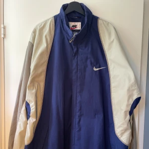 Nikejacka  - Vintage nikejacka i riktigt bra skick. Strl XXL men jag har använt den oversized som brukar ha M