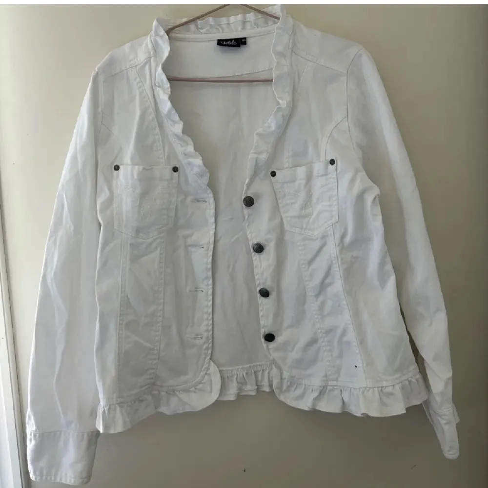 Jätte fin jeansjacka som är perfekt nu till sommaren 💓 Den har fina detaljer på fickorna och har även volanger på sidorna Står att storleken är 44 men passar nån med storlek S/M💓 Knappt använd !!. Takit.
