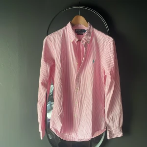 Ralph lauren skjorta - Fräsch raffe skjorta till sommaren!! Skick 10/10 inga defekter!!✌🏽🍻