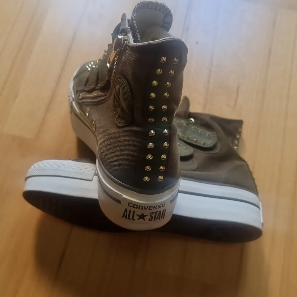 Gröna Converse Allstar Lift. (Modellen med högre sula). Ovanlig utgåva med nitar. Storlek 36.5 (UK4).. Skor.