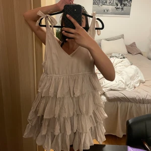 Sommarklänning  - Supersöt sommarklänning från Tina Woods, justerbar då den knyts i axlarna! 🥰🥰 Gott skick ❤️Perfekt att ha över badkläder eller som kjol med en tröja över😋 Pris kan diskuteras, skriv för flera bilder/frågor ❤️