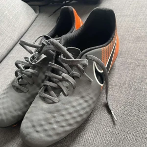 Nike fotbollskor - Fint skick med färgerna orange och grå passar storlek 40 & 41