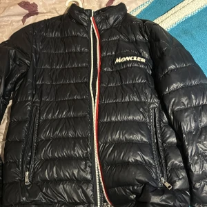 Moncler jacka - Jag säljer nu min moncler dunjacka i storlek s, priset är ej hugget i Sten,  Det är en gammal modell och nypris på jackan är 8500. Se bild 3 för defekter på jackan. Kom privat för mer information 