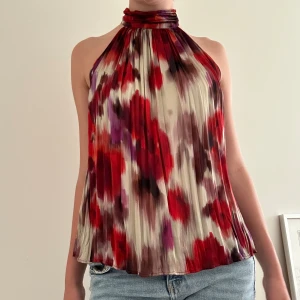 En blus från mango - En cool färgad blus från mango i storlek s. Den är bara använd en gång.