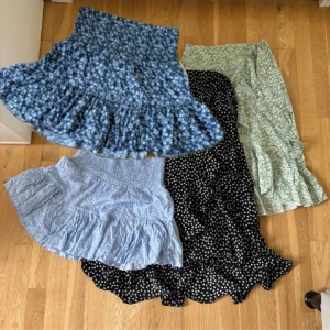 Kjolar - 🌸ALLA FÖR 200!🌸Olika kjolar och lite olika styck pris   De flesta är stretchiga så att de passar xs-m. Skriv för att få veta mer om de du är intresserad av💕