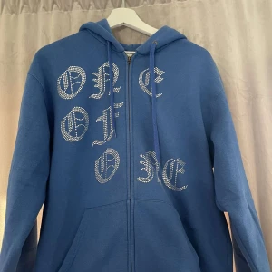 One of one hoodie (Blå) - Original pris 999kr men säljer för halva priset och priset diskuteras.