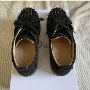 Louboutin Skor - Svarta loubs köpta på plick, fel storlek tyvärr annars fint skick och sjukt snygga! Äkta🖤 Använd gärna ”köp” knappen, säkrast för både dig och mig. Kan gå ner i pris vid snabbaffär. 