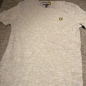 Lyle & scott t shirt - En lyle & scott t shirt i str 13/14 år. Hör av dig vid frågor eller funderingar.