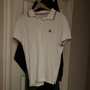 Moncler pikétröja  - Äkta Moncler piké köpt från NK i Stockholm. Perfekt skick, inga fläckar eller hål.