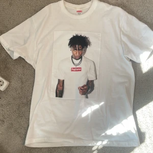 Supreme X NBA youngboy - 100% äkta   Använd ett få antal gånger, en av mina favorit Supreme collabs.   Pris går att diskutera 
