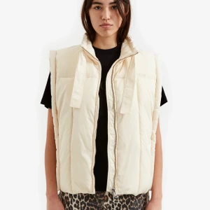 GANNI VÄST  - Säljer min ganni väst eftersom jag inte får användning för den. Har använt den endast en gång men så bra för vår och höstväder. Köpt för något år sen för 3000kr 