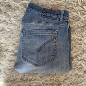Säljer dessa populära Dondup George jeans eftersom de inte kommer till användning. De är i storlek 33 som är ungefär som W32 L32 . Jeansen är i bra skick med schyssta slitningar. 
