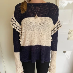 Stickad tröja  - Randig stickad tröja från Mango Storlek S Bra skick💕💕 Skriv för fler bilder och frågor🌸Pris kan diskuteras 