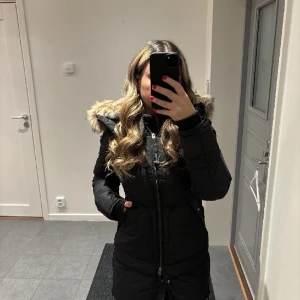 Parajumper long beer  - Säljer min parajumper vinterjacka, i storlek XS men passar även en S. Jättefin päls och inga skador på jackan. Pris kan diskuteras vid snabb affär 