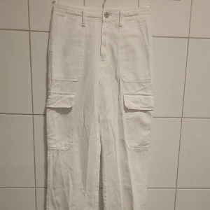 Zara Cargo Byxor vita - Vita Cargo Byxor från Zara. Hög midja.  Storlek 34. Aldrig använda och i nyskick. Ord. Pris 359, nu 379 på deras hemsida