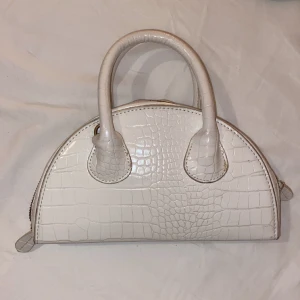 Liten vit väska - Vit väska med axelrem som ingår från Topshop.