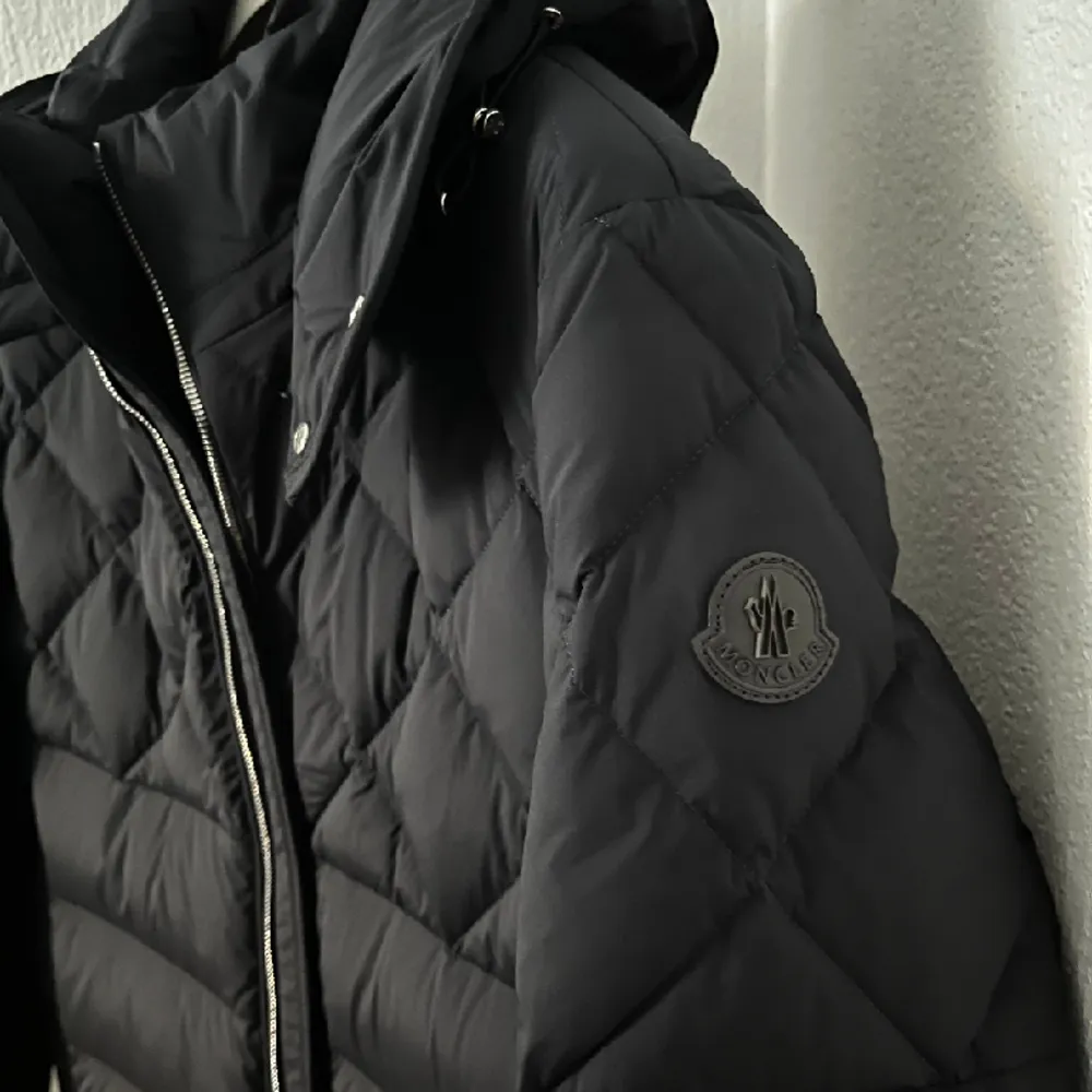 Hej! Säljer en helt ny Moncler jacka i storlek 3, lappar sitter kvar och kvitto medföljer. Inköpt på Olsens i Malmö för 18995kr!!! Buda!!! Jackan är Helt ny!!. Jackor.