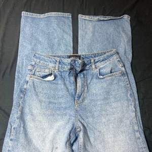 Jeans ifrån Pieces (Vero Moda)  Stl 29/32, säljer pga för litet för mig. Mer info om mått kan fås vid intresse. Finns en liten svart missfärgning fram på byxorna, och knapp saknar. Men det är inget som märks då byxorna går ihop vid kedjan. Vill ha 50-100