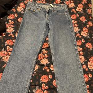 Low waist weekday jeans straight, jättefina men använder aldrig dessa därför jag säljer dom🥰