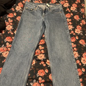 Low waist weekday jeans  - Low waist weekday jeans straight, jättefina men använder aldrig dessa därför jag säljer dom🥰