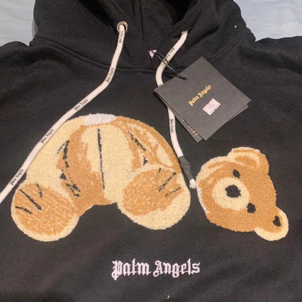 Hej säljer Palm Angels hoodie i storlek XL men passar large också. Helt ny med tags, kvitto finns.  . Hoodies.