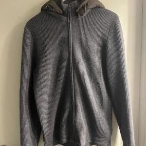 Massimo dutti cardigan  - Säljer denna gråa Massimo dutti cardigan | Luvan går att ta av | Är lite nopprig men knappt något man tänker på | Säljer för ca 700 kronor, kan diskuteras | Storlek M |