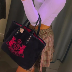 Juicy couture väska - Marinblå och rosa. Fanns ett J brevis hjärtat som har ramlat av. Bra skick. 💖