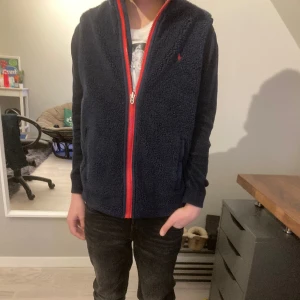 Ralph louren fleece väst  - Hej, säljer denna jätte snygga väst i marin blå polister material 9,5/10 skick inget täcken på andvändning tveka inte vid funderingar 