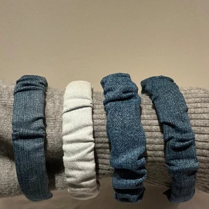Headband ⚡️ - Jeansdiadem gjorda av UF företaget Headband ⚡️Vår idé är att återbruka jeans till att göra trendiga diadem, av kvinnor, till kvinnor, för kvinnor 💙 Finns i olika stilar och modeller! DM vid intresse! BEGRÄNSAT LAGER 🚫 