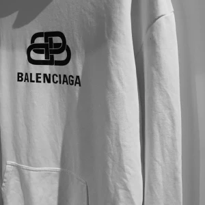 Balenciaga hoodie - Hoodie stl M/L äkta, för liten för killen så jag har använt den men tröttnat! Fint skick. Priset är inte hugget i sten!