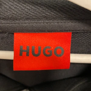 Hugo boss tröja - En Hugo boss tröja som är köpt för 1200kr på Johnells. Är i bra skick då den aldrig är använd! Kvitto finns tyvärr inte kvar på tröjan. Är i storlek M men passar L. Kontakta för fler bilder!
