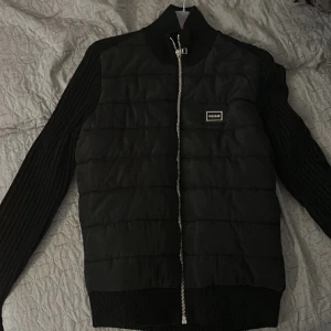Hugo boss jacka  - Jag köpte den för 4000 men jag ångrar mig så jag säljer den nu för 2000 de är storlek s men passar för m också  