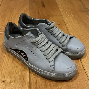 Axel Arigato skor -  Knappt använda Axel Arigato skor