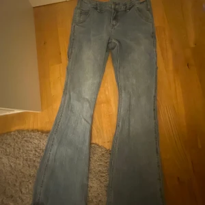 Lowwaist bootcut jeans  - Lowwaist bootcut jeans från brandy i One size skulle säga de passar S ganska långa 