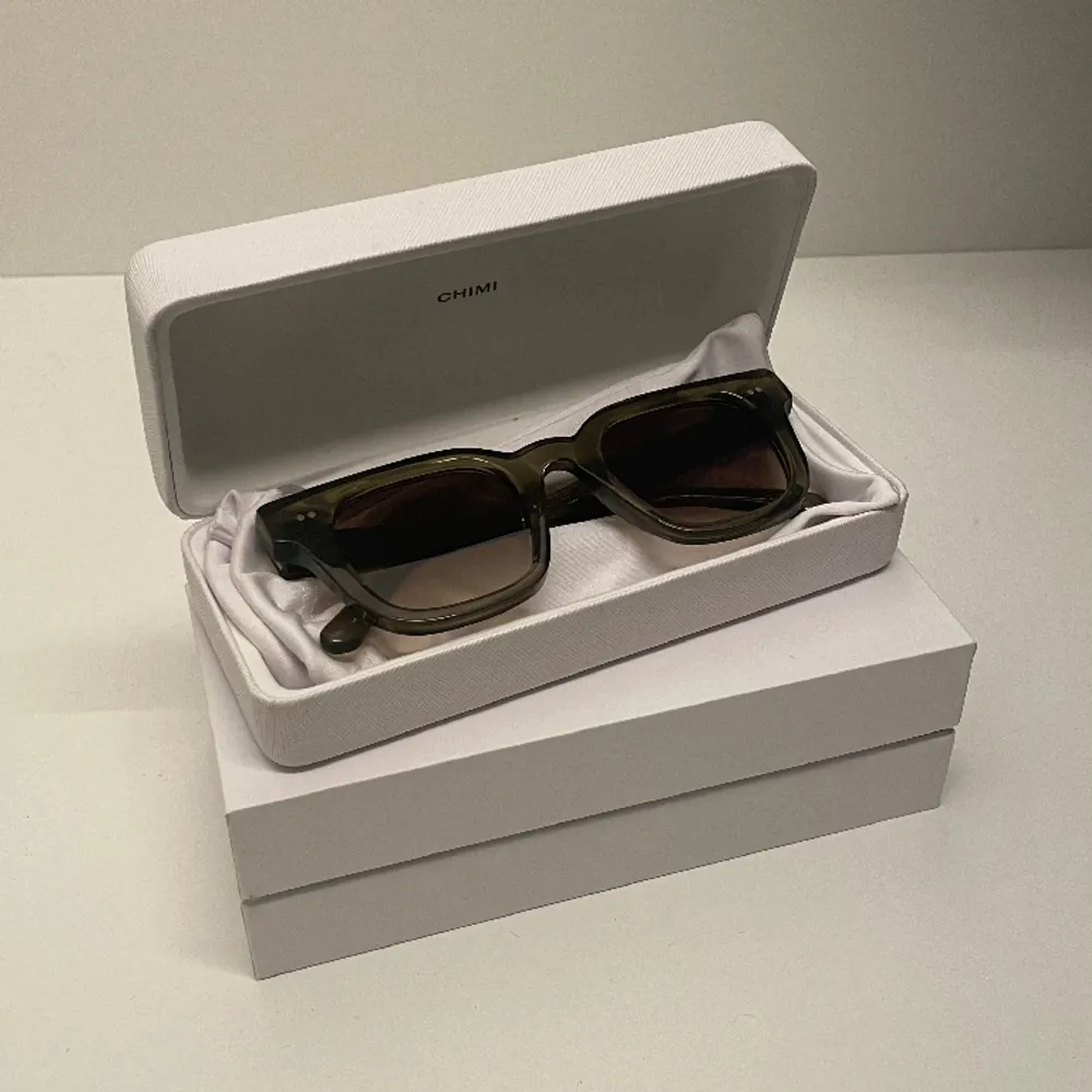 Säljer dessa supersnygga solglasögon från Chimi. Modellen är 04. Använda vid ett tillfälle. Som nya! Inga defekter. Köpt för 1250 och säljer för 699. Allt på bilden medföljer!! Tryck ej på köp nu! Skriv om ni är intresserade🫶🏼. Accessoarer.