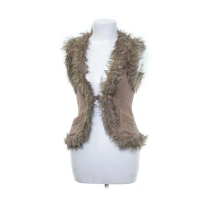 pälsväst  - köpt på sellpy. mycket älskad men kommer inte till användning längre. priset diskuteras gärna. 