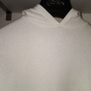Oscar Jacobson Pascal Hoodie - Pascal hoodie Ull/viskos/cashemere blandning Made in Italy Använt varsamt, inga defekter. 
