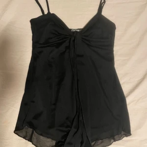 Vintage linne - Supergulligt urringat vintage linne som passar perfekt till sommaren eller att använda som ett nattlinne. Banden går att ljustera och materialet är som blus material.