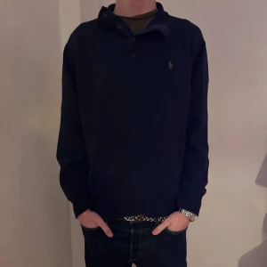 Ralp lauren tröja - En Hoodie från Ralph Lauren. Skick 7/10. Moddelen är 185 och väger 65 kilo. Tveka inte på att höra av er vid några funderingar.